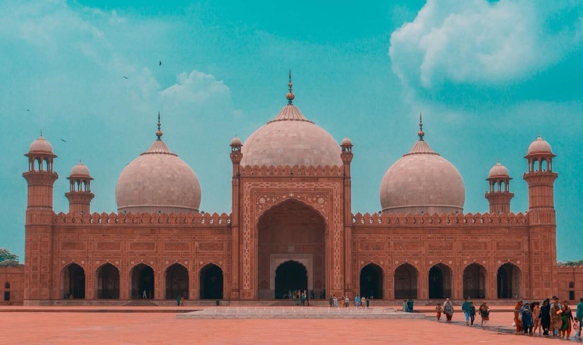 Pak_sightseeing's tweet photo. Badshahi Mosque, Lahore Pakistan  

#PakistanZindabad #badshahimosque #lahore #travelphotography  #fridaymorning #HappyFriday https://t.co/KRDnYYQcqQ