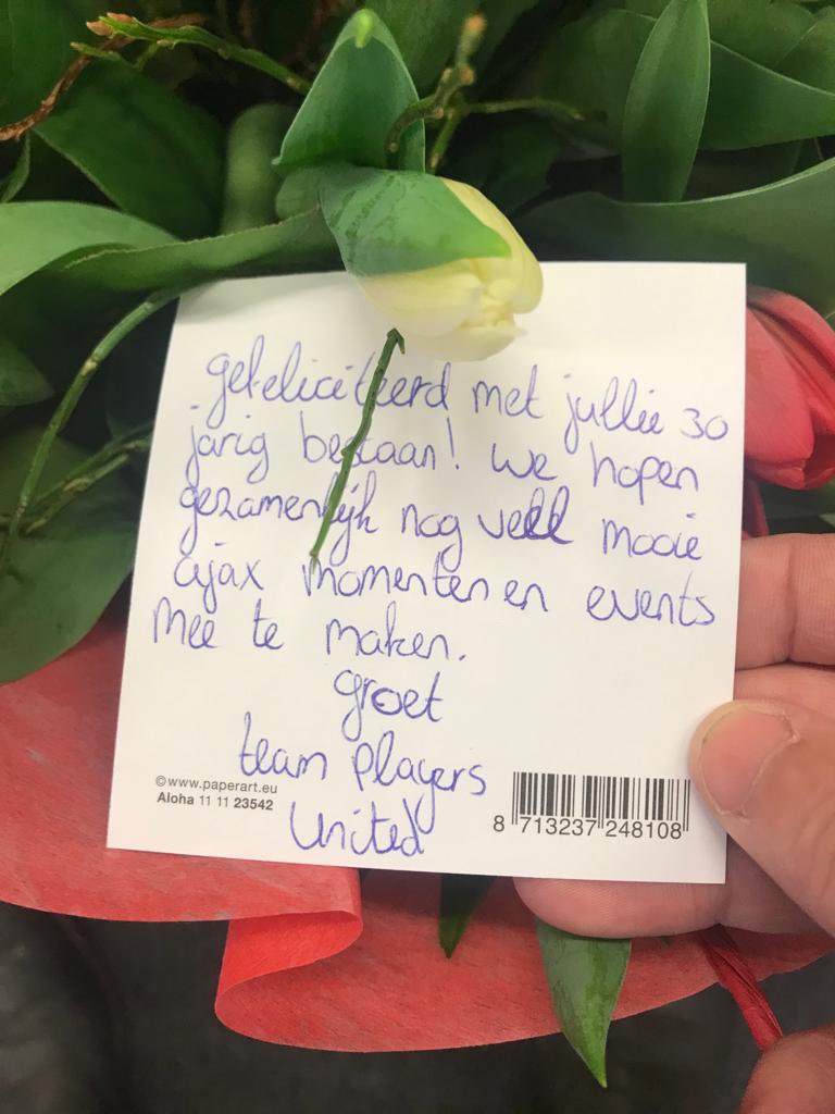 Bedankt <a href="/zpressNL/">ZPRESS Media Group</a> en <a href="/playersunited/">Players United</a> voor felicitaties, bloemen en dozen wijn! Proost op een nog lange samenwerking! 💪🏽 #SVAJAX30JAAR #ajax