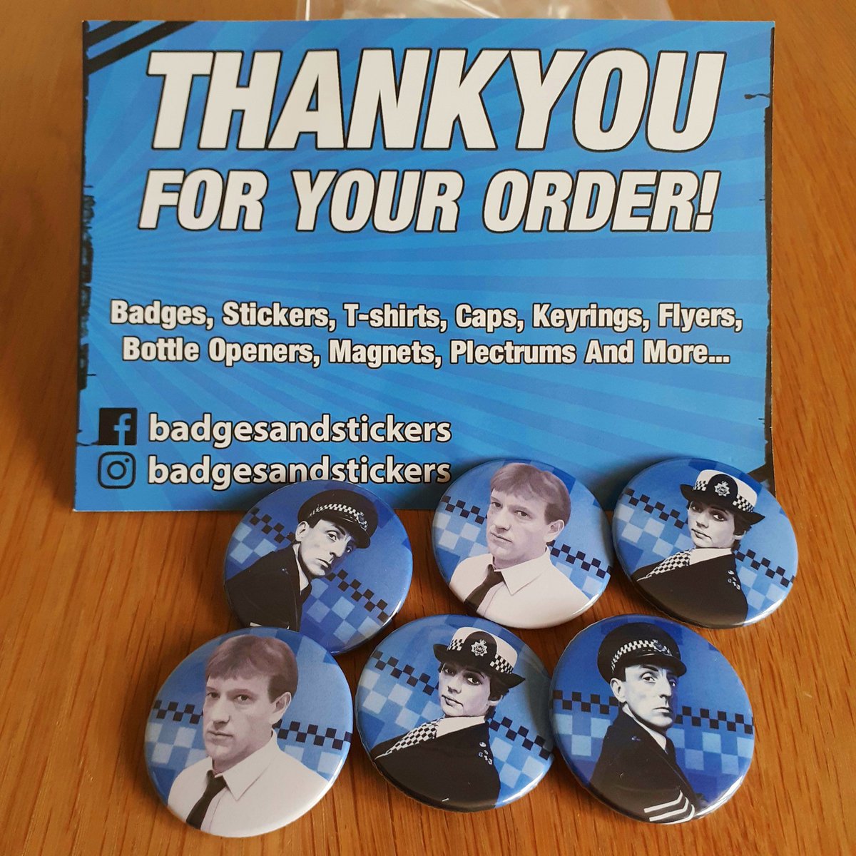 olivercrocker's tweet photo. Amazing service from #badgesandstickers only ordered yesterday! These gorgeous @birdbonesbook #witnessstatements badges are exclusive perks for #TheBillPodcast patrons https://t.co/bitdgLbaTD #TheBill #Cryer #Ackland #Galloway @BillMemorabilia @MistyMoonEvents @LukeelkinsTV https://t.co/YlLkSWQXiu