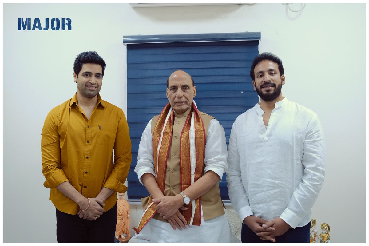 MajorTheFilm's tweet photo. The Honorable Defence Minister Shri. @rajnathsingh ji blessed us after watching the #MajorTrailer.

He unveiled THE SLOGAN of #MajorTheFilm 

Jaan Doonga Desh Nahi - जान दूँगा देश नहीं 🇮🇳

- https://t.co/tDNjerijRs

A promise he made and kept.

#MajorTrailer on May 9 💥 https://t.co/itybRmdf3P