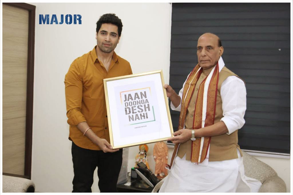 MajorTheFilm's tweet photo. The Honorable Defence Minister Shri. @rajnathsingh ji blessed us after watching the #MajorTrailer.

He unveiled THE SLOGAN of #MajorTheFilm 

Jaan Doonga Desh Nahi - जान दूँगा देश नहीं 🇮🇳

- https://t.co/tDNjerijRs

A promise he made and kept.

#MajorTrailer on May 9 💥 https://t.co/itybRmdf3P
