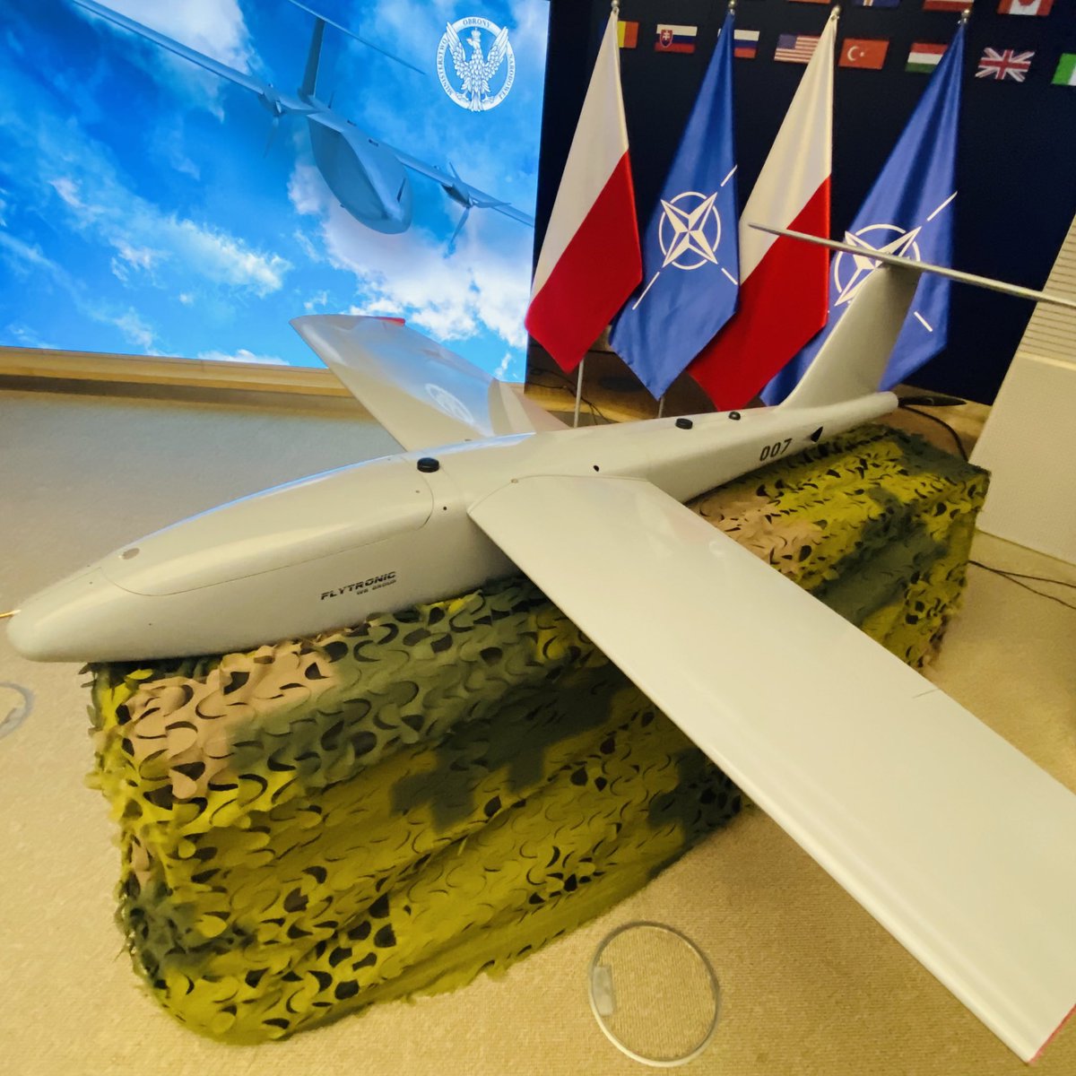 MON_GOV_PL's tweet photo. Minister @mblaszczak zatwierdził umowę na dostawę bezzałogowych systemów poszukiwawczo-uderzeniowych #GLADIUS, która przewiduje dostarczenie 4 bateryjnych modułów bezzałogowych systemów poszukiwawczo-uderzeniowych. https://t.co/zBg9roycAu