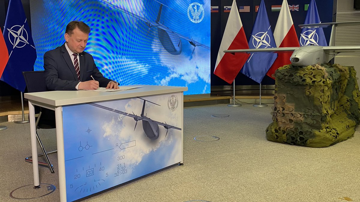 MON_GOV_PL's tweet photo. Minister @mblaszczak zatwierdził umowę na dostawę bezzałogowych systemów poszukiwawczo-uderzeniowych #GLADIUS, która przewiduje dostarczenie 4 bateryjnych modułów bezzałogowych systemów poszukiwawczo-uderzeniowych. https://t.co/zBg9roycAu