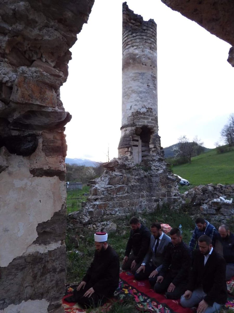 gokhnkaratas_73's tweet photo. #Sancak bölgesinde #Akova'daki (Bijelo Polje Karadağ) ihyasını bekleyen  ecdat yadigarı Haydar Paşa Camiinde namaz.

#Sancak
#Akova
#Karadag
#BijeloPolje 

📷 Sead Jasevic https://t.co/1jKCjyqTul