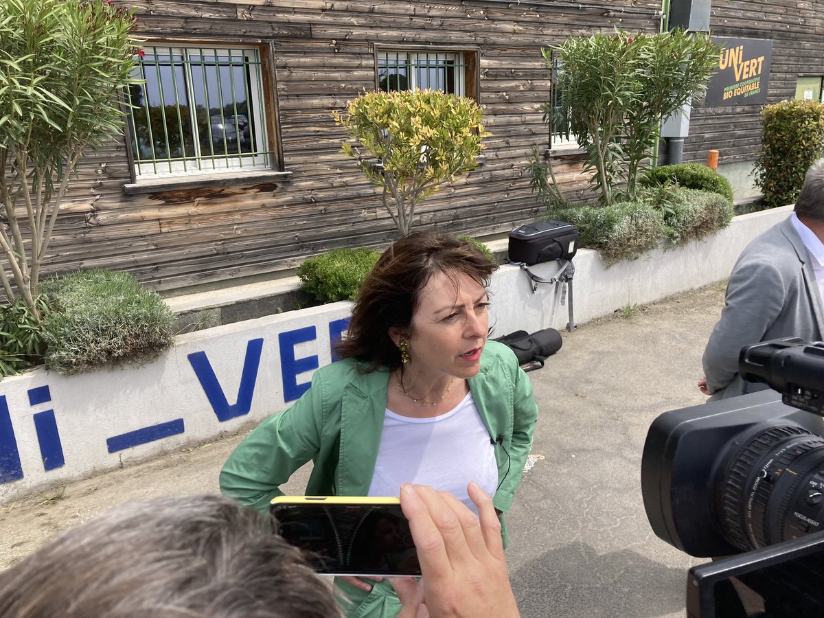 MidiLibreNimes's tweet photo. En visite à Saint-Gilles, Carole Delga, la présidente de la Région, annonce qu’elle va demander au PS une dérogation pour faire de la Vauverdoise Katy Guyot la candidate de la gauche sur la 2e circonscription du Gard où « elle est plus connue que la candidate LFI ». https://t.co/SEDDfYAl4P