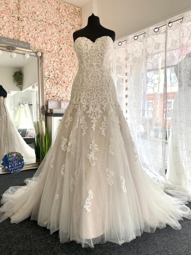 bridalrelovedLe's tweet photo. This size 8 A-line gown has just arrived in the boutique and we think she really is something special 💕

#weddingdress #bridalreloved #bridalrelovedleicester #alineweddingdress #bridalshop #designerweddingdresses #leicesterboutique #engaged https://t.co/PfIonTW4qr
