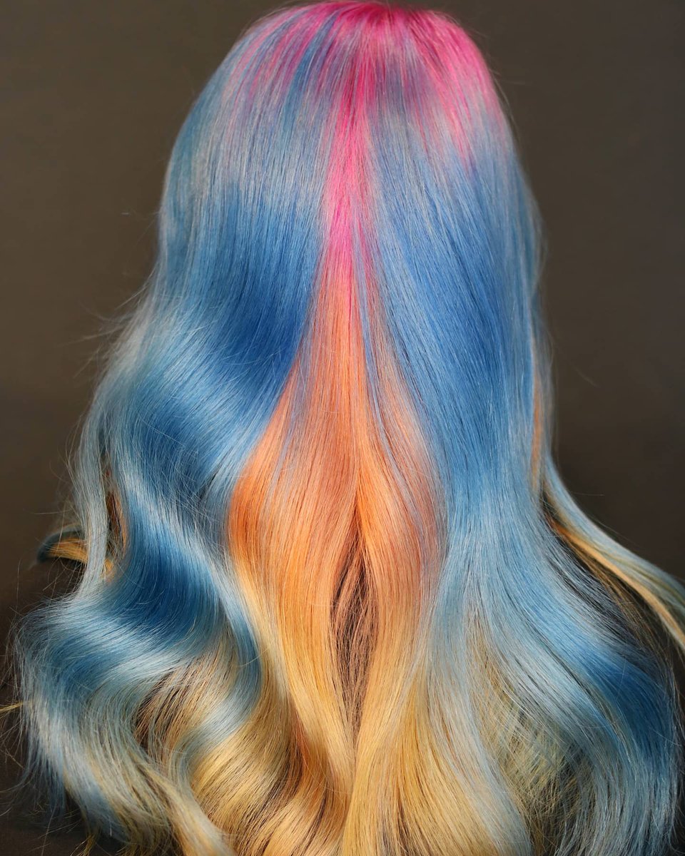 WellaPro's tweet image. A bold, radiant AND wavy look? ✨😻 We couldn’t have asked for more from this #ChaoticColorHair masterpiece crafted by Wella stylist Mr Mishwu using our #ColorFreshCreate range 🤩 Follow the formula below to make your clients’ hair sparkle with color 👇  #HOTD