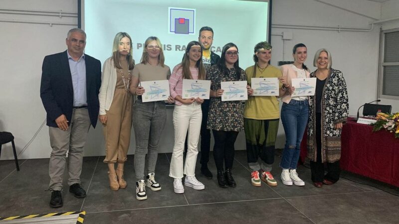 InstitutRBIV's tweet photo. Mar Vivas, Júlia Socoró i Daniela Draghici de l' Institut Ramon Berenguer IV triomfaren la nit de dijous 28 d'abril a la XX edició dels #PremisRamonCalvo. Organitzats per l'#InstitutDeltebre premien els millors treballs de recerca de l'alumnat de batxillerat. https://t.co/sXJZQbizQY