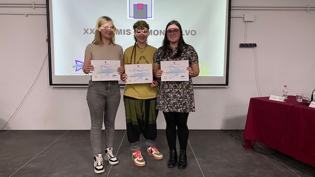 InstitutRBIV's tweet photo. Mar Vivas, Júlia Socoró i Daniela Draghici de l' Institut Ramon Berenguer IV triomfaren la nit de dijous 28 d'abril a la XX edició dels #PremisRamonCalvo. Organitzats per l'#InstitutDeltebre premien els millors treballs de recerca de l'alumnat de batxillerat. https://t.co/sXJZQbizQY