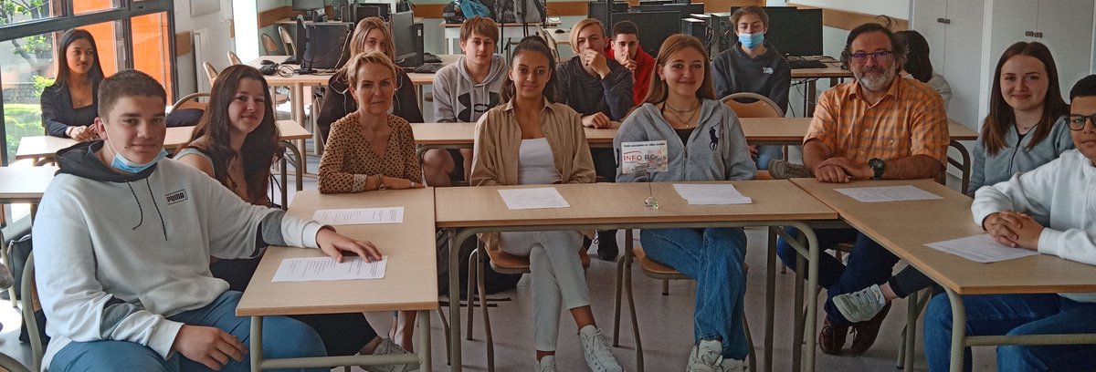 RADIOINFORC1's tweet photo. "A la rencontre des professionnels " : Corinne Massetti (Responsable d'agences Adecco) était l'invitée de la classe de 2nde MRC1 (Métier de la Relation Client) du lycée Gimond d'Aubenas et de leur professeur Pierre Smajewski. Interview bientôt sur Info RC. https://t.co/F4bHwFjh7S