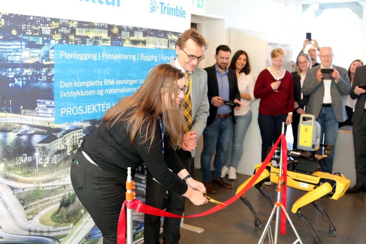 #trimblelab på #oslomet ble åpnet i dag! #digitalt topp #laboratorium innen #bygg og #anleggsteknikk, #bygningsteknologi og #bærekraftigdesign Direktør i #trimble Amy Northcutt klipper snoren, rektor på OsloMet, Christen Krogh, til høyre.