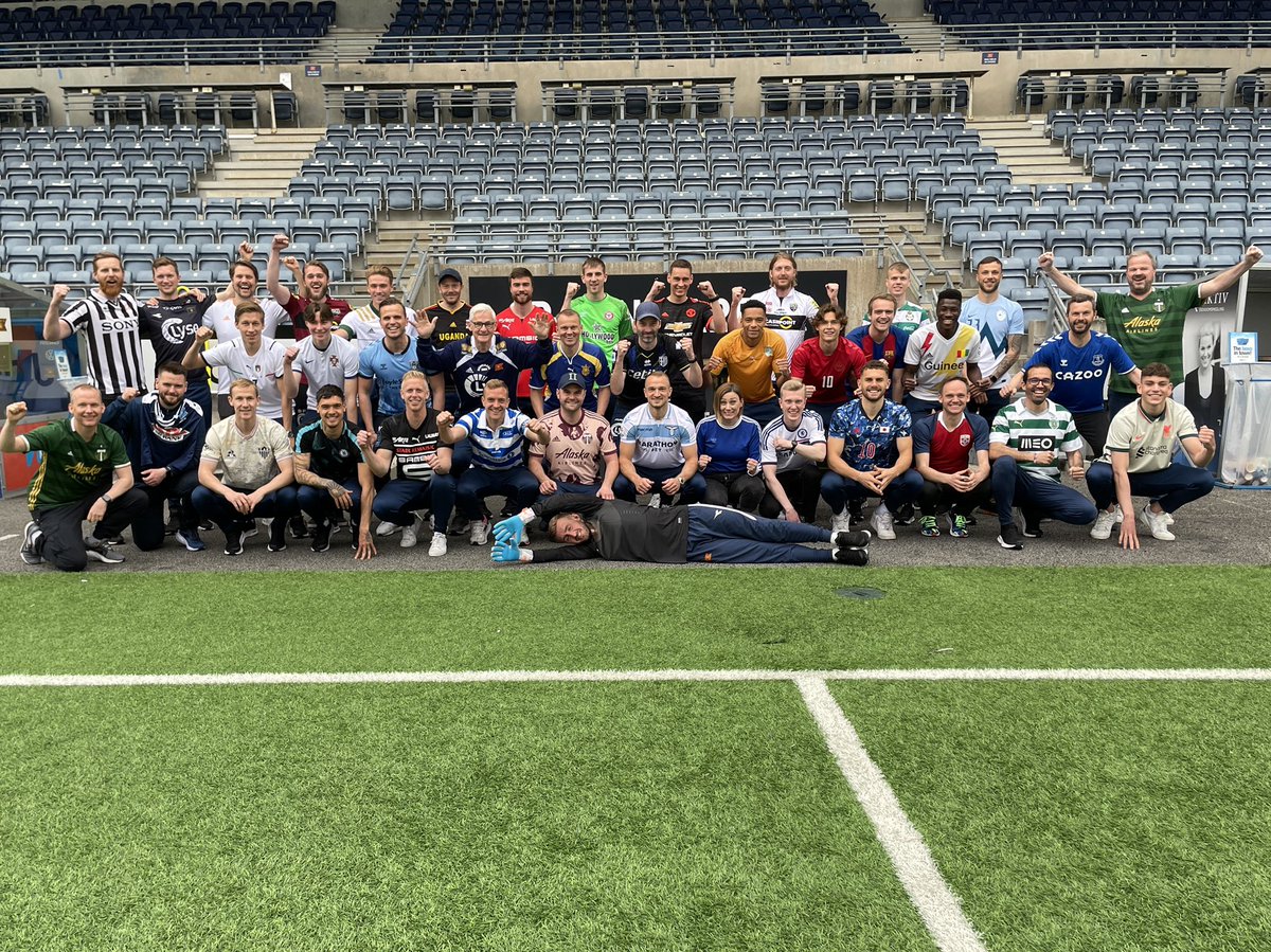 Hele klubben. 
Spillere, akademi og administrasjon.
Ekstra stort 💙 til alle barn og unge som kjemper kampen mot kreft.
#fotballtrøyefredag