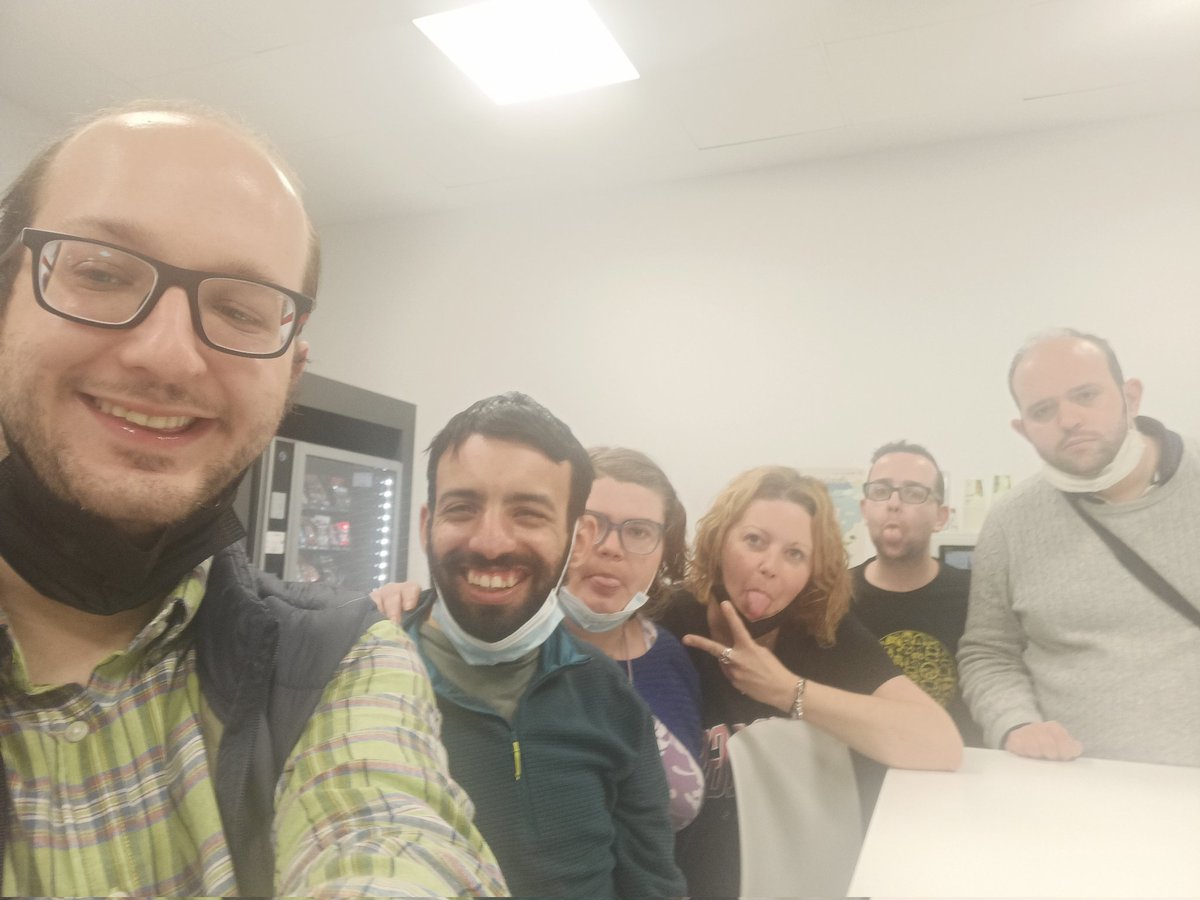 GonzaloCM1993's tweet photo. Visita sorpresa a los compañeros de #fomarketing21 y a @OlgaProfe1 en la sede de @portalento_  tras mi último día de #practicas en @FUEONLINE https://t.co/brjDtcIVUf