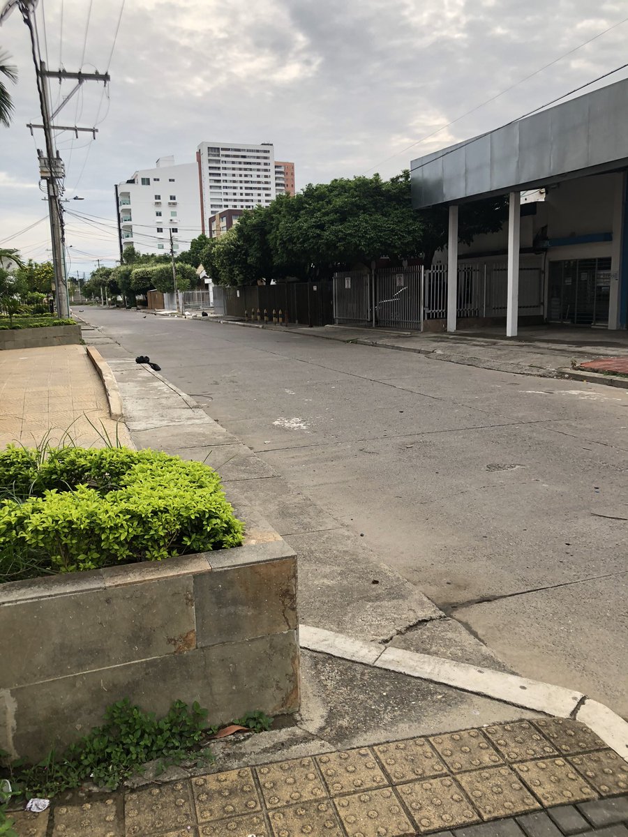 A esta hora Montería es una ciudad fantasma.

Sin comercio ni transporte público/colegios y universidades suspendieron clases/bloqueos en carreteras/hombres armados controlan parte de la ciudad.

Pareciera que policías y militares hacen parte del paro armado.

Civiles indefensos.