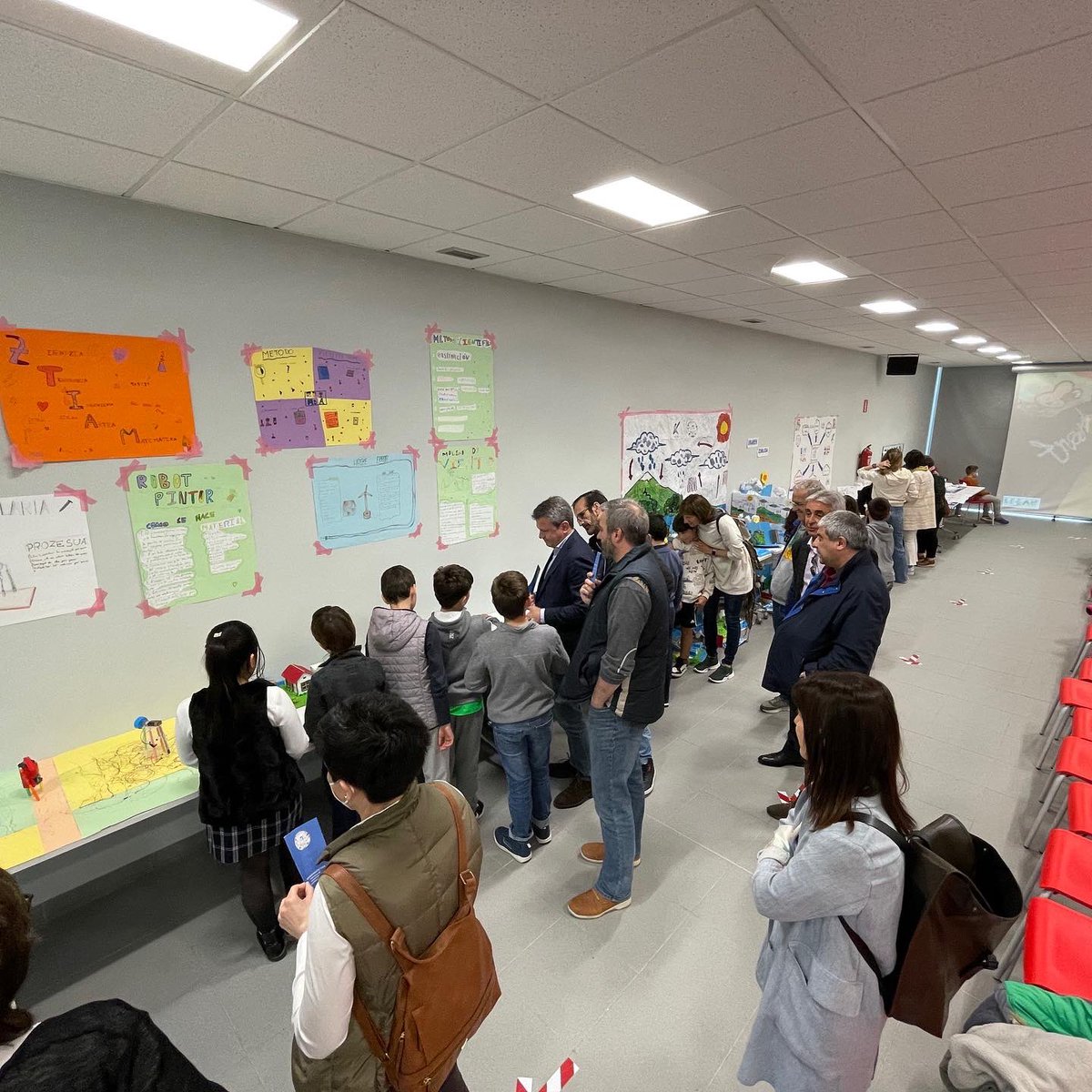 Jose Antonio Santano alcalde de <a href="/irun_informa/">Irun_informa</a> y representantes municipales han venido a visitar nuestra feria de las ciencias #STEAMtokialai, en Palmera Montero Han conocido los proyectos del alumnado y escuchado con atención sus explicaciones. Muchas gracias <a href="/jasantano/">Jose Antonio Santano</a> por venir