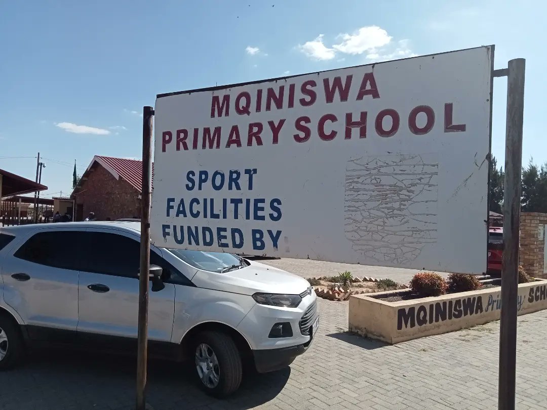 GetitRightRea's tweet image. Breaking news

It has been a chaotic morning in Bophelong today, Friday, 06 May 2022. One learner from Mqiniswa Primary School in Bophelong, Vanderbijlpark has passed away and others have been rushed to hospital. It is suspected that food poisoning is the cause of death
@Lesufi