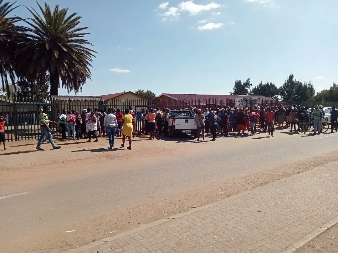 GetitRightRea's tweet image. Breaking news

It has been a chaotic morning in Bophelong today, Friday, 06 May 2022. One learner from Mqiniswa Primary School in Bophelong, Vanderbijlpark has passed away and others have been rushed to hospital. It is suspected that food poisoning is the cause of death
@Lesufi