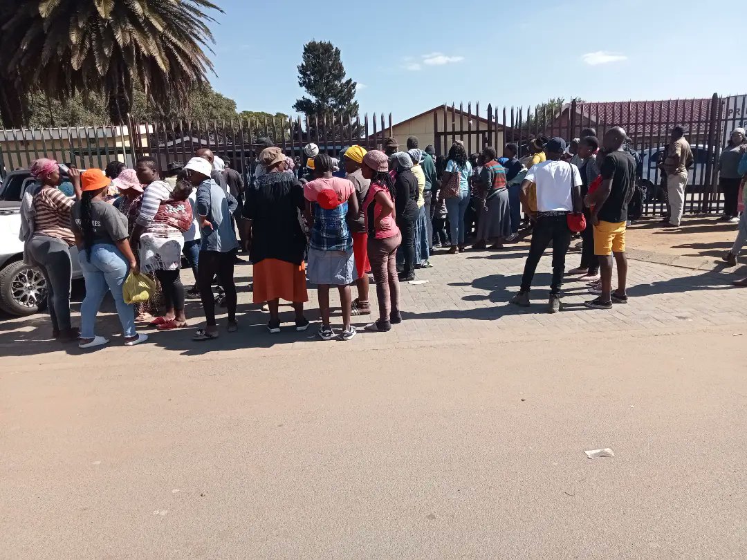 GetitRightRea's tweet image. Breaking news

It has been a chaotic morning in Bophelong today, Friday, 06 May 2022. One learner from Mqiniswa Primary School in Bophelong, Vanderbijlpark has passed away and others have been rushed to hospital. It is suspected that food poisoning is the cause of death
@Lesufi