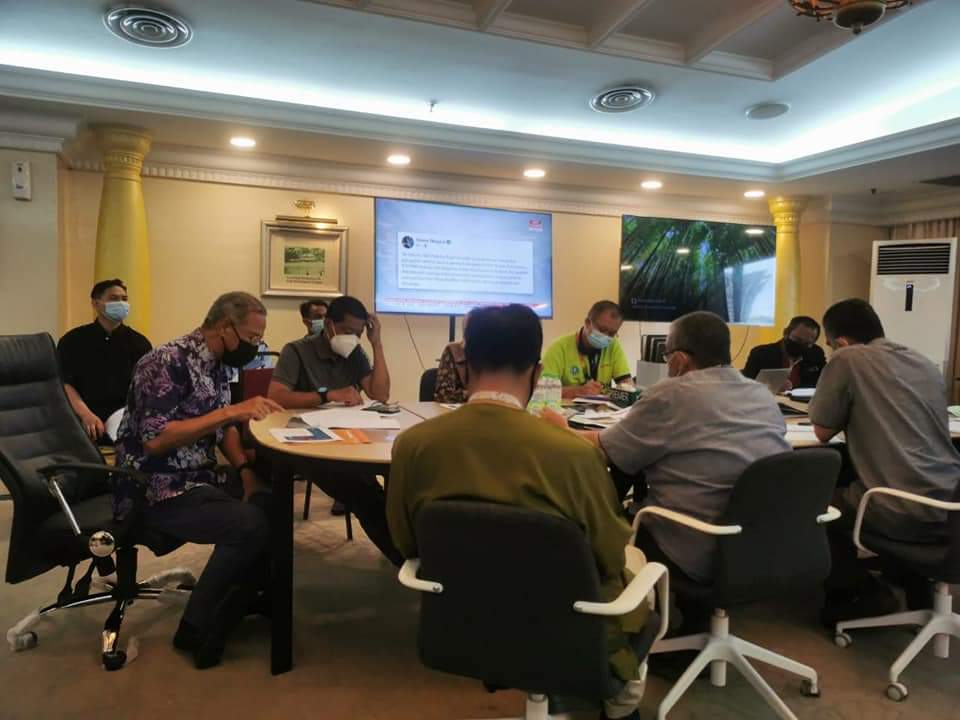 DBKL2u's tweet photo. Kemudiannya, YBhg Datuk Bandar Kuala Lumpur membentangkan hasil daripada mesyuarat tersebut kepada YB Dato Sri Dr Shahidan Kassim, Menteri Wilayah Persekutuan.
#KeluargaMalaysia
#KLBandarUntukSemua
#KL50 https://t.co/veEIlY7h8k
