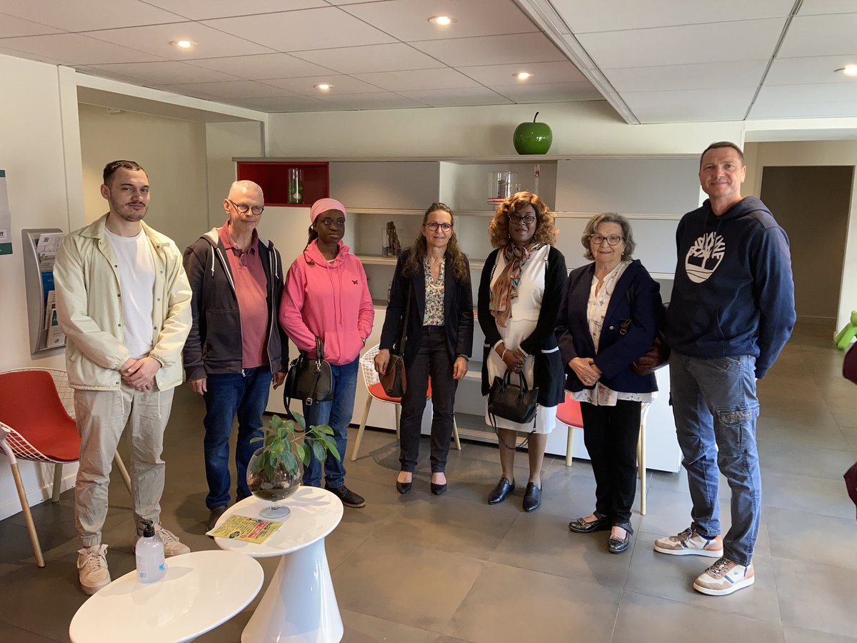 Les administrateurs de Crédit Agricole  Louhans st fiers  de remettre 1000e issus de Marchons sociétaires marchons solidaires à l association Langue  des Signes F Berthier Dotation qui sera utilisée pr financer des cours de Langue des signes aux jeunes cet été Bel engagement