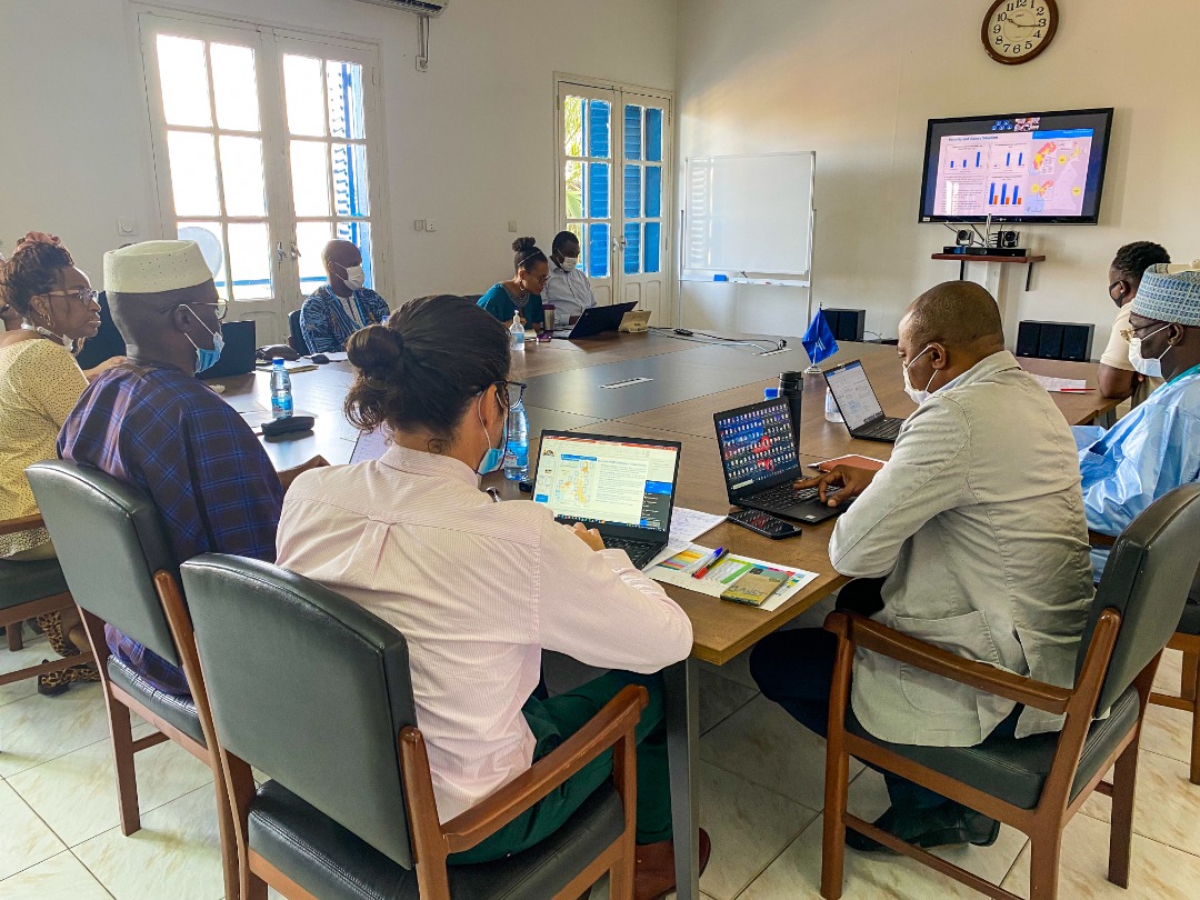 WFP_Cameroon's tweet photo. #WFP_Cameroon 🇨🇲  

#HappeningNow 

Briefing of the new @USAIDSavesLives Regional Humanitarian Advisor to West and Central Africa @johngrabowski  on @WFP_Cameroon operations

@USAIDSavesLives is a key partner accompanying #WFP on the #ZeroHunger quest

#SavingLives 
#Partnerships https://t.co/zD3LRwaGqX