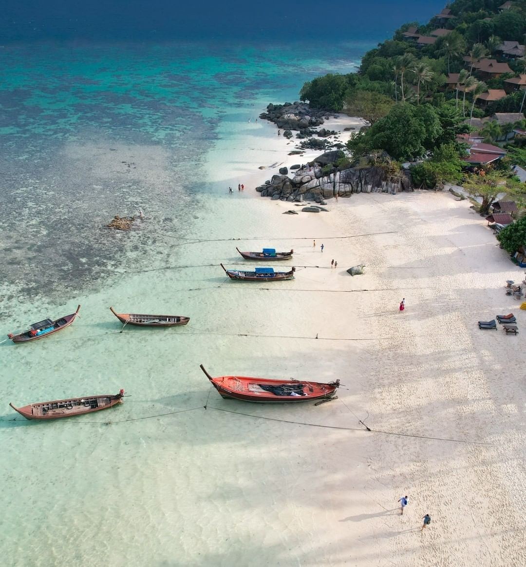 Située dans l'archipel Adang-Rawi de la #mer
d'Andaman au sud de la #Thaïlande, la petite #île de #KoLipe est réputée pour  ses récifs coralliens et son eau translucide. C'est l'endroit parfait pour y admirer les fonds marins!

📸: <a href="/outside/">outside</a>.luke