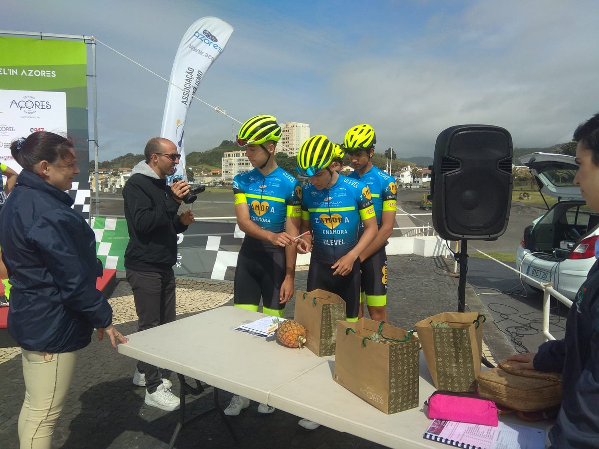 🔵🟡Qué lujo poder decir que estamos en la presentación de equipos del #GPAzores 🇵🇹
En 30' arrancamos la 1ª etapa de 111km con estos 5🚴‍♂️

<a href="/gabrielochando1/">Gabriel Ochando</a> 
<a href="/PauTorrent8/">Pau Torrent</a>  
David Mendoza 
<a href="/jrebollo2002gm1/">JoseRebollo</a>
Mario Fdez

¡Suerte!🍀
#GlobaliaArtesGráficas
#ZamoraEnamora 💛
#JUNTOSOMOS1
