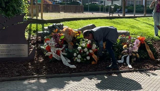 XavierBuzon's tweet photo. Ofrena floral del Grup Municipal Podemos Mollet al 77 aniversari de l'alliberament del camp de concentració de Mathausen i inauguració del monument en record de Neus Català i totes les dones represaliades pel feixisme. Recordem perque no torni a passar mai més, ni oblit ni perdó. https://t.co/tHGWTsPd7o