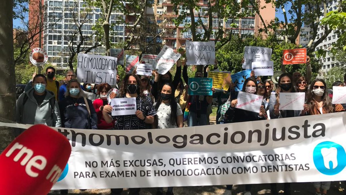 NoemiMtnezTevar's tweet photo. Años de demora, expedientes que se pierden, requisitos arbitrarios... 
Son médicos, psicólogos y odontólogos que no pueden ejercer en España porque sus títulos no son homologados. Hoy han protestado frente al @UniversidadGob. Allí ha estado @radio5_rne. 
🎧https://t.co/6HQ7H6mxXA https://t.co/BIZO1zpDV3