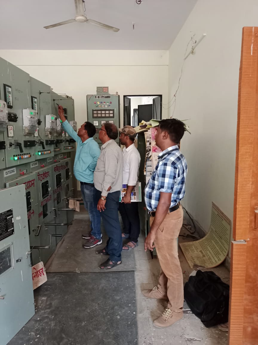 mvvnlhardoi's tweet photo. आज संडीला उपखंड के अंतर्गत 33/11 केवी सबस्टेशन बेहन्दर मे 11 केवी पैनल्स की टेस्टिंगका कार्य टेस्ट टीम द्वारा किया गया उपभोक्ता की बेहतर विद्युत आपूर्ति हेतु @UPPCLLKO @MVVNLHQ @aksharmaBharat @MVVNLmd https://t.co/SdfsMOgz05