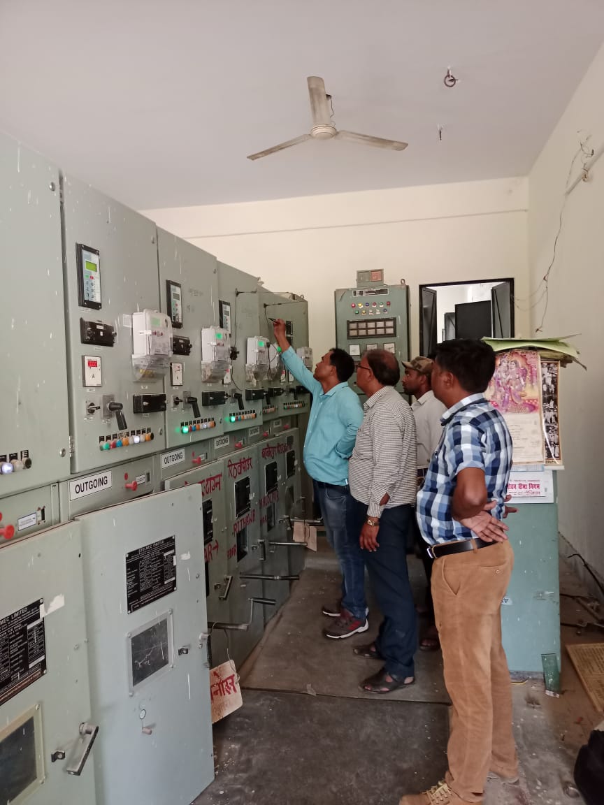 mvvnlhardoi's tweet photo. आज संडीला उपखंड के अंतर्गत 33/11 केवी सबस्टेशन बेहन्दर मे 11 केवी पैनल्स की टेस्टिंगका कार्य टेस्ट टीम द्वारा किया गया उपभोक्ता की बेहतर विद्युत आपूर्ति हेतु @UPPCLLKO @MVVNLHQ @aksharmaBharat @MVVNLmd https://t.co/SdfsMOgz05