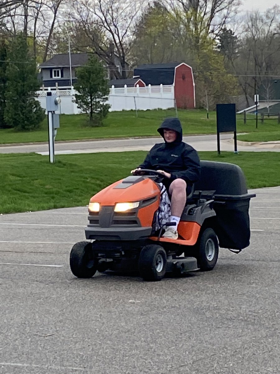 MrOstranderBHS's tweet photo. Rural schools, man…IYKYK.
#DriveYourTractorToSchoolDay #BNextLevel https://t.co/VqBJxVziEj