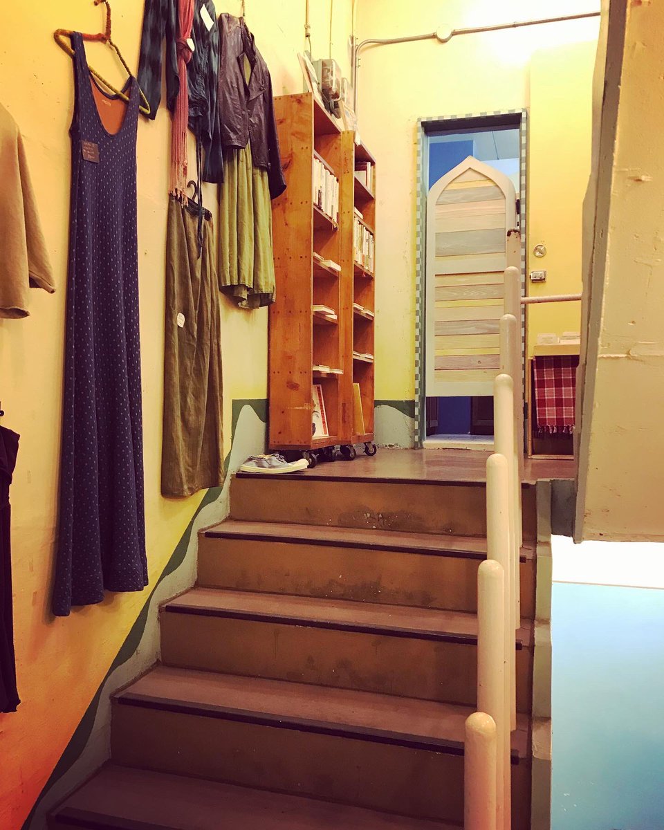 Stairs_Lover's tweet photo. かなり久々に西荻窪へ。
名前のとおり、こびとが住んでいそうな建物。
#階段 #階段巡り #階段Lover
#建築 #ほびっと村 https://t.co/mfHr6f6oi0