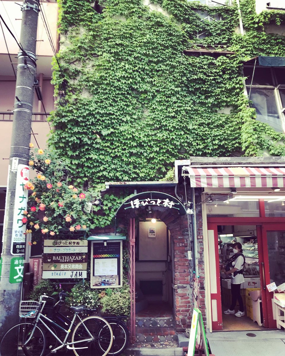 Stairs_Lover's tweet photo. かなり久々に西荻窪へ。
名前のとおり、こびとが住んでいそうな建物。
#階段 #階段巡り #階段Lover
#建築 #ほびっと村 https://t.co/mfHr6f6oi0