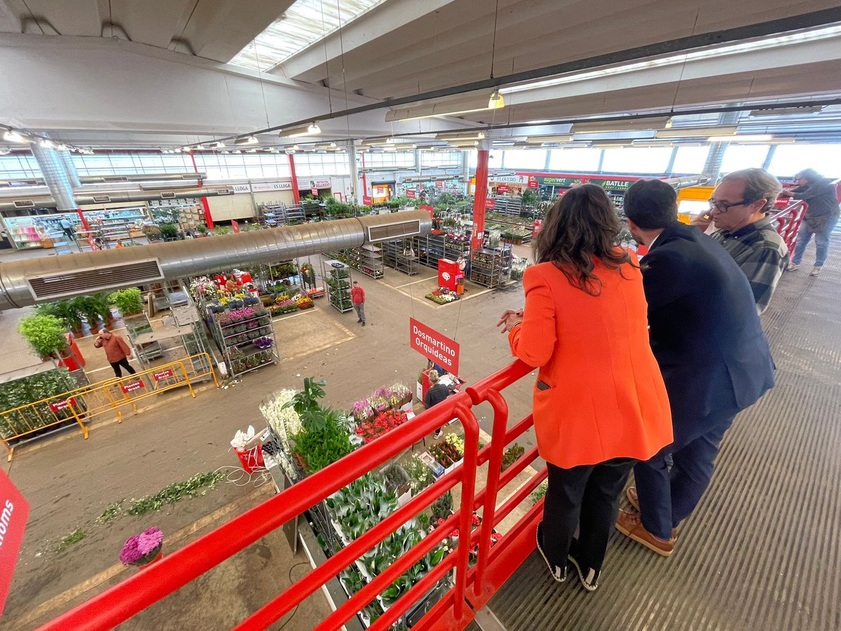 rogertorrent's tweet photo. El Mercat de flor i planta ornamental de Catalunya és el principal mercat majorista professional del país en el comerç en origen de flor i planta ornamental, un agent bàsic de l'economia del #Maresme. M'he reunit amb els seus responsables i he visitat les seves instal·lacions. https://t.co/WTZgUhC2pp