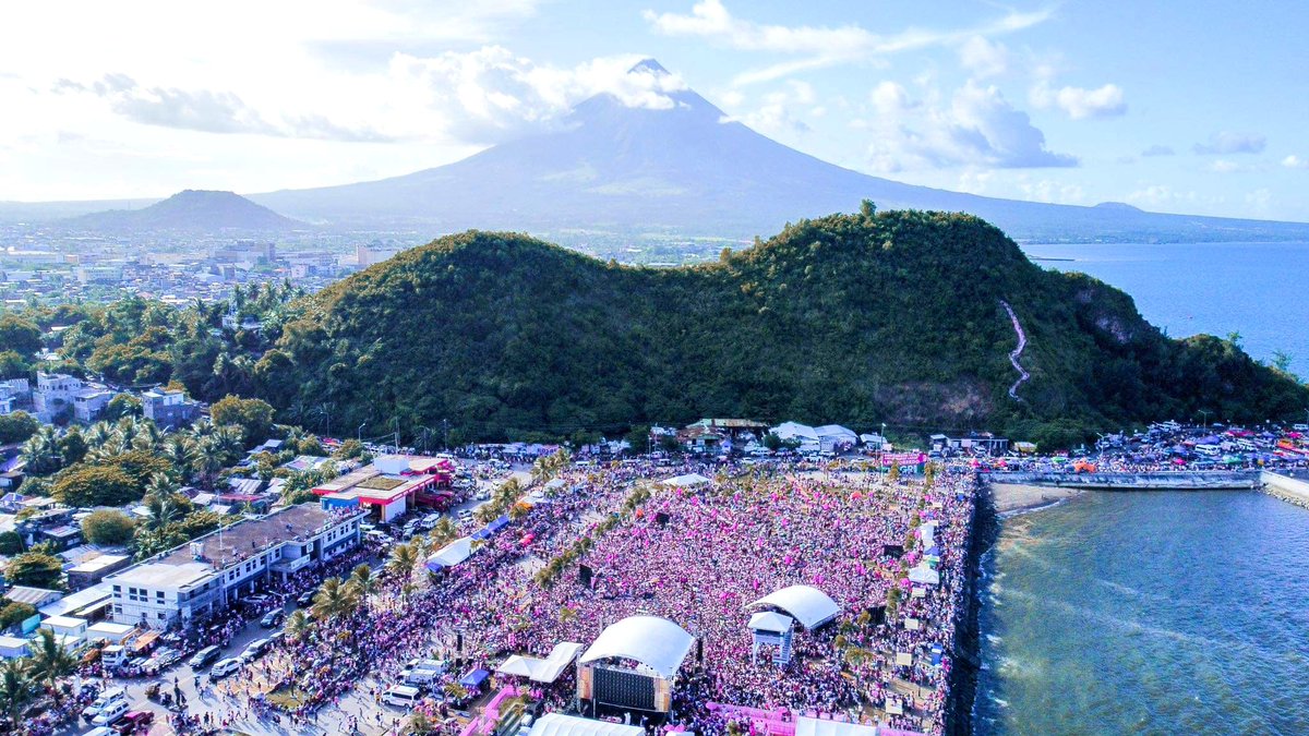 chingyfighter15's tweet photo. Nakakaproud maging Bikolana! 🌸🌸🌸

#AlbayIsPink 
#NagaIsPink 
#LetLeniKikoLead 
#IpanaloNa10To
#GobyernongTapatAngatBuhayLahat https://t.co/EYcThdaHMM
