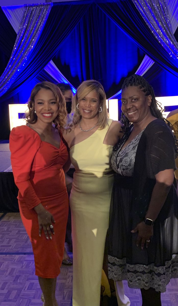 ThompsonLatonja's tweet photo. I am honored and grateful for my “VERY SPECIAL SURPRISE” at MSCS Excellence in Education Gala! #MrsTee @SCSSuptRay @Jerica_Phillips @PrincipalPhil1 @SCSK12Unified @kroger https://t.co/XYtet6FQ8E