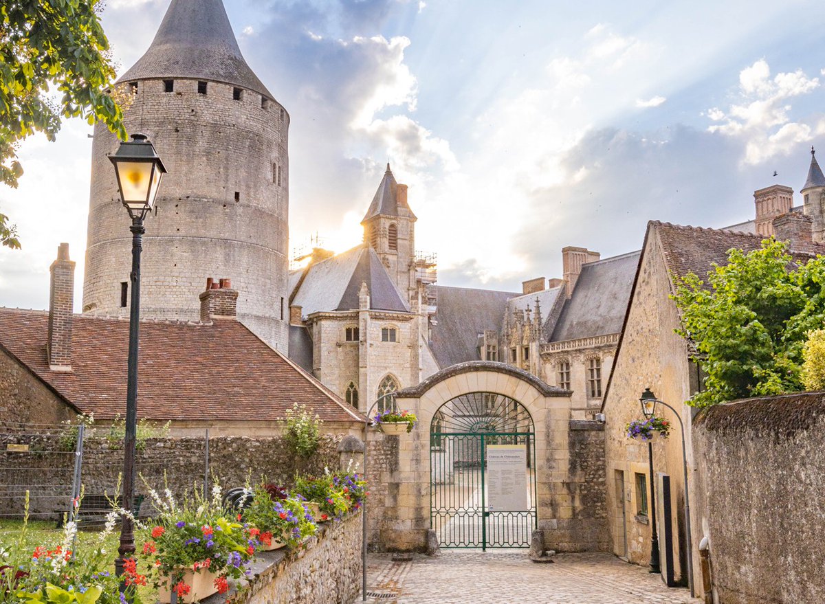 " Châteaudun a tout pour plaire. Chargée d’histoire et de patrimoine, c’est une destination idéale pour un évènement professionnel original qui sort des sentiers battus ".

Pour en savoir plus sur la ville de Chateaudun, jetez un œil à l'interview ! 🎤😉

1001salles.com/pro/blog/artic…