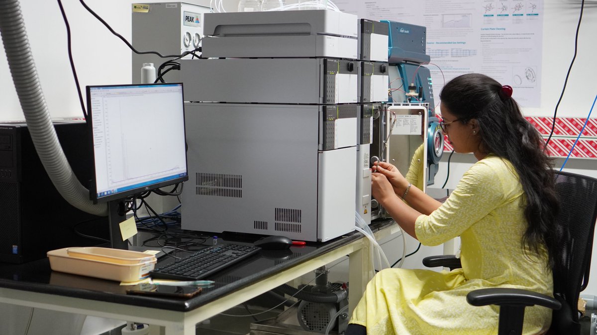 NCBS_Bangalore's tweet photo. Many studies suggest that the developmental hormone ‘ecdysone’ plays a role in #foraging and #memory processes. But so far no one has found that hormone in the brain of a honey bee forager.
@Deepikaabais is trying to detect #ecdysone in the brain using mass spectrometry. https://t.co/U5Y7pGcoJH