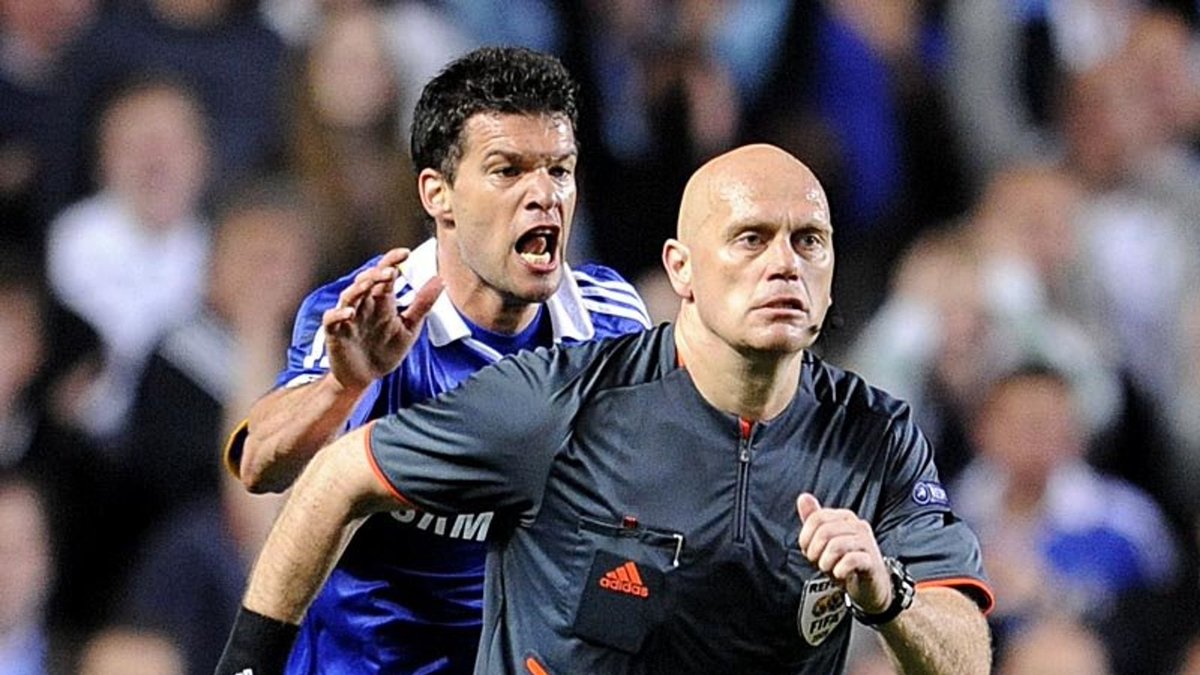 elchiringuitotv's tweet photo. 💣🔥OVREBO ADMITE SU ERROR en la noche DEL GOL DE INIESTA

😱"Debí SEÑALAR UN PENALTI para el CHELSEA", vía 'Daily Mail'.   

📆Hoy se cumplen 13 años de ese encuentro de semifinales de la Champions en Stamford Bridge. https://t.co/zzO0FR4cwY