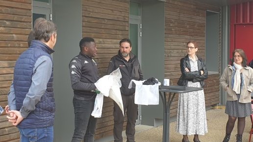 MBPack_fr's tweet photo. 👋 Au revoir !
👨🏫 Après 6 ans à @MBPack_fr, Thierry, membre de l’équipe logistique, a pris la décision de partir vers de nouveaux projets professionnels.
🙋 L'ensemble des équipes lui souhaitent beaucoup de succès dans sa nouvelle vie qui l’attend !
#mbpack #family #wellbeing https://t.co/WF9MaXnpax