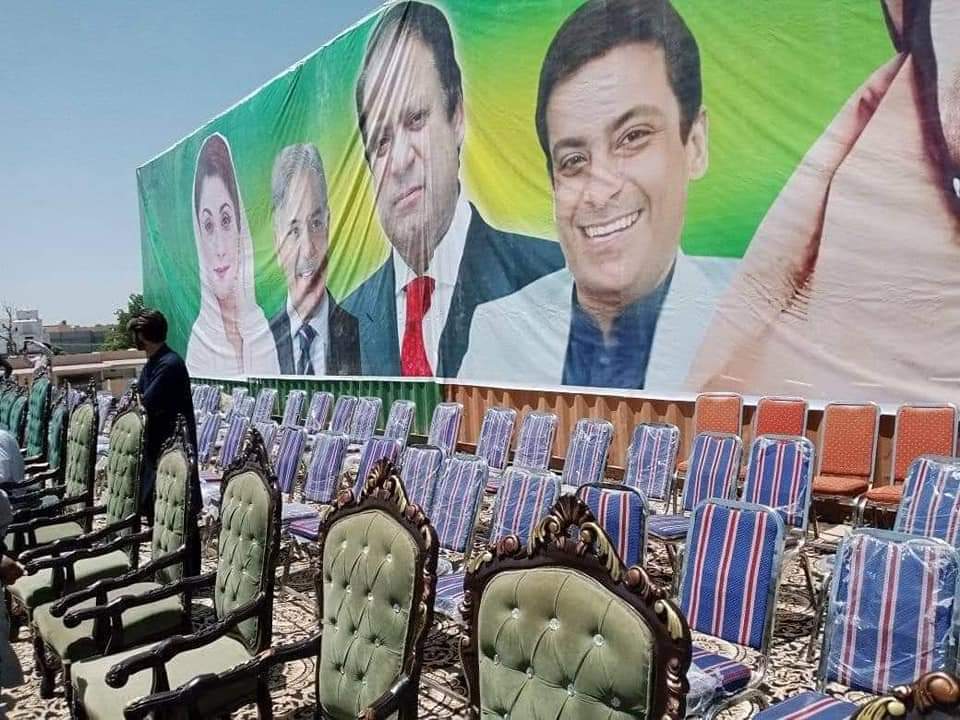 Aliabass_1's tweet photo. پاکستان مسلم لیگ ن نے اپنے ضلع اٹک میں ہونے والے جلسہ میں کورونا وائرس کی ایس او پیز کو بھرپور طریقے سے فولو کرنے کا عندیہ دیا ہے، پاکستان مسلم لیگ ن کے ضلعی صدر نے ماپ کر کرسیوں کے درمیان 6 فٹ کا مناسب فاصلہ رکھا ہے اور  ایک ہزار کرسیاں انتہائی عمدہ سلیقے کے ساتھ پنڈال میں لگائی https://t.co/uBsi0sxDyB
