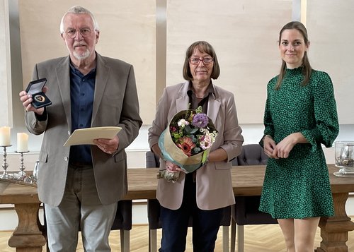 Ehepaar Langehaneberg erhält die Stadtplakette für hervorragende Verdienste dlvr.it/SPsqpM