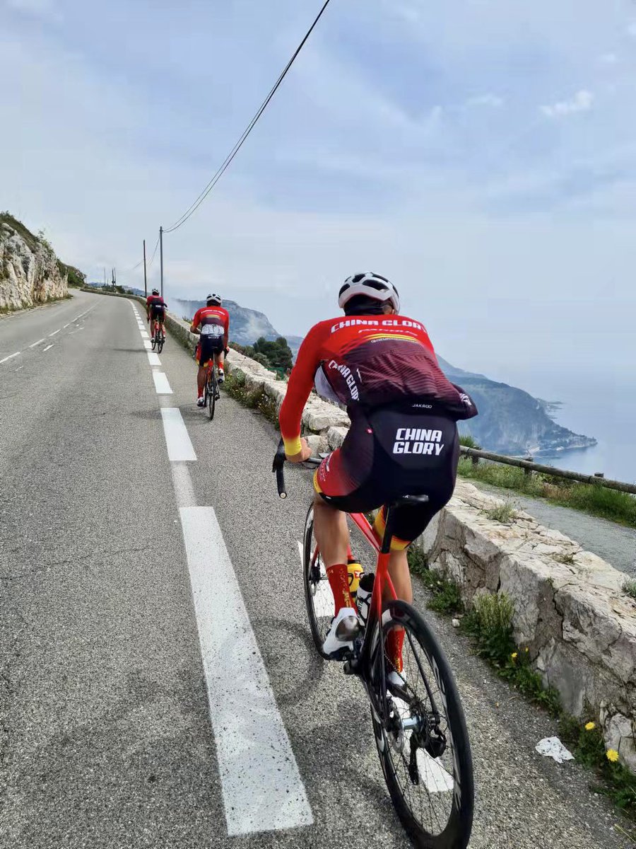 chinaglorypro's tweet photo. What is better than a recovery ride with beautiful scenery? After yesterday's race in Belgium, the riders went for a short recovery ride around Nice. A stunning ride, indeed.
#ForGlory #Ranking #RankingHelmets #Oakley https://t.co/Mjux6PZE2L