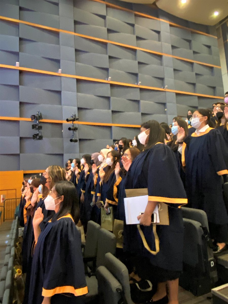 NgeeAnnNP's tweet photo. Ending Friday on a happy note with our School of Health Sciences! ๐ Congrats to all our nursing and optometry students, who will continue to make a positive difference in the lives of others ๐ฉ๐ปโโ๏ธ๐ฅ Stay tuned for more next week! #ngeeannpoly #bepartofxtra #npgrad2022 https://t.co/l3eCSpqsb5