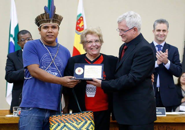 carlosmariucci's tweet photo. #Luto Dia triste para Maringá. Dona Darcy Dias de Souza, fundadora e presidente da Associação Indigenista de Maringá - ASSINDI, faleceu nessa madrugada.

Em 2013, ainda na condição de vereador, tive a oportunidade de lhe entregar o brasão do Município, em homenagem a sua luta + https://t.co/9yjJYA8RpJ
