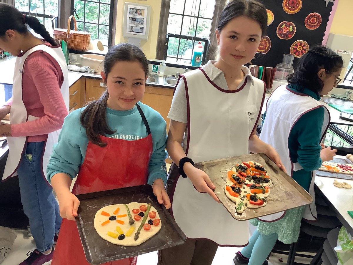 bsgdy7's tweet photo. Year 7s combining cookery and art today - using a bread base as their paper! Some  of  7Cs  very  proud bakers 👩🏼‍🍳 https://t.co/Uve6fwpP5H