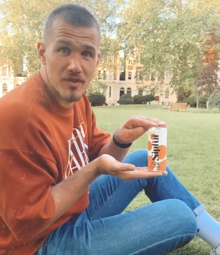 Park life 🍃 It's that time of year when heading to the park with your mates is ALWAYS on the agenda! ☀️ 😉  So which Sipful will you be sipping on? 

#cannedwine #cannedcocktails #park #drinksinthepark #mimosa #bellini #cannedmimosa #cannedbellini #peachbellini #bloodorange...