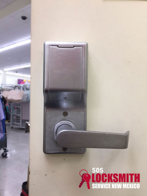 Locksmith505's tweet photo. Lock repair at commercial property in Albuquerque, NM! https://t.co/GxLSj3MZYy 505-337-4710
.
.
#LocksmithAlbuquerque #LocalLocksmith #LocksmithNearMe #CommercialLocksmithAlbuquerque https://t.co/XnFxBTOrnh