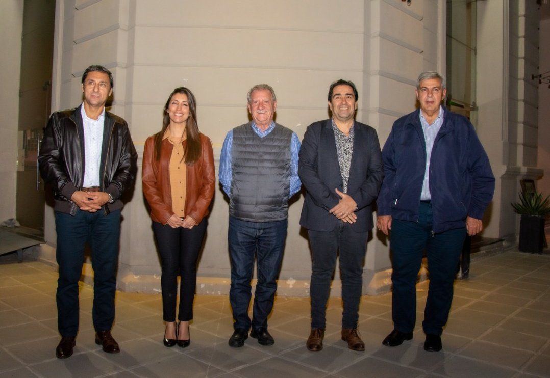 LegislaturaLR's tweet photo. #ParlaNOA La vicegob @Florelop recibió ayer a sus pares de Salta, Jujuy, Tucumán y Santiago del Estero. La Mesa Ejecutiva s completa hoy con Catamarca para delinear el temario d la próxima sesión del @parlanoa
¡Bienvenidos!
@CarlosHaquim @AntonioMarocco 
@rrdusso @CarlosSilvaNed1 https://t.co/Fdlo3dzUYn